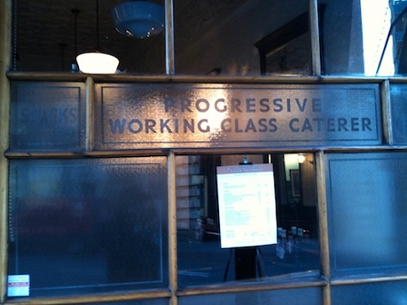 © Robert Rotifer Glassscheibe mit Aufschrift Snacks, Progressive Working Class Caterer